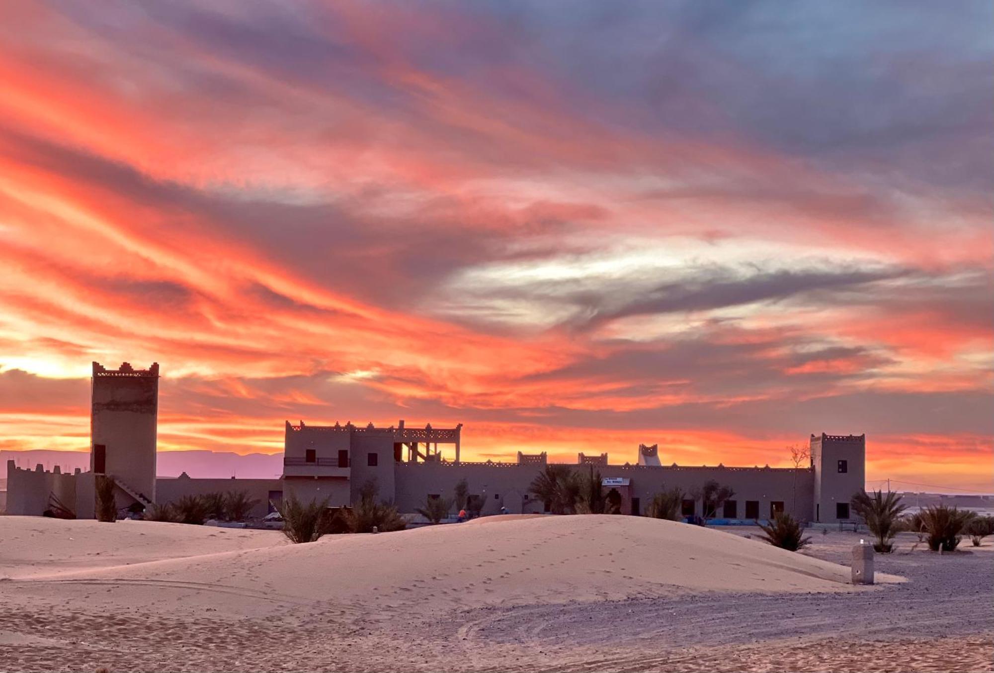 Hotel Camping Les Roses Des Dunes & Piscine Merzuga Kültér fotó