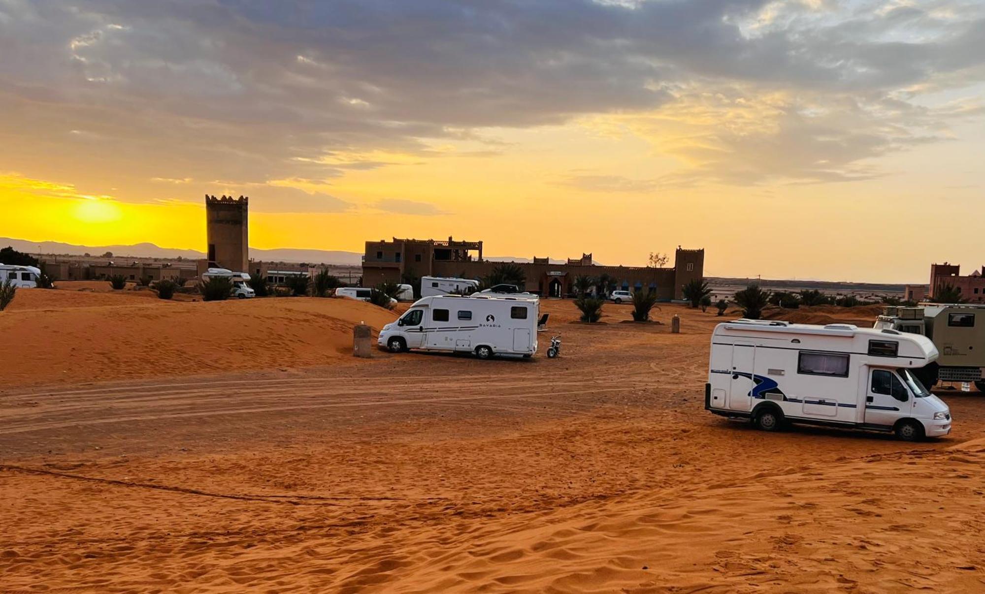 Hotel Camping Les Roses Des Dunes & Piscine Merzuga Kültér fotó